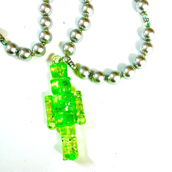 Sparkling Green Soldier Necklace - Picture 4 of 9